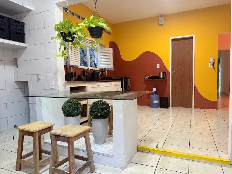 Cozinha compartilhada do LumeHostel, com balcão e banquetas