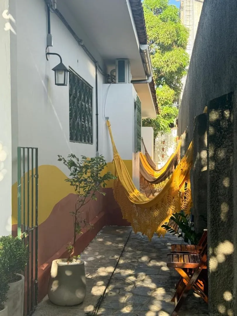 Redário do LumeHostel, com redes amarelas no corredor externo entre os quartos
