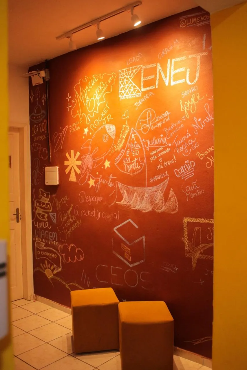 Parede de recados do LumeHostel, com mensagens e desenhos deixados por hóspedes
